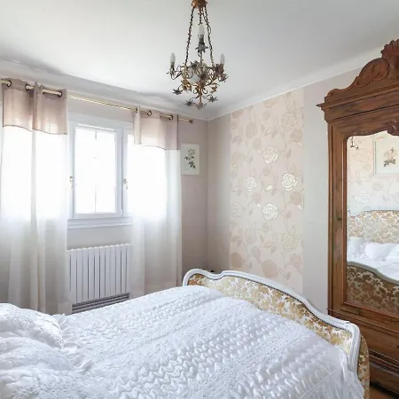 Quaint Holiday In With Garden